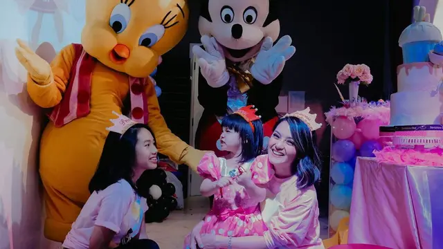 7 Potret Seru Ririn Ekawati Bersama Anak-Anaknya