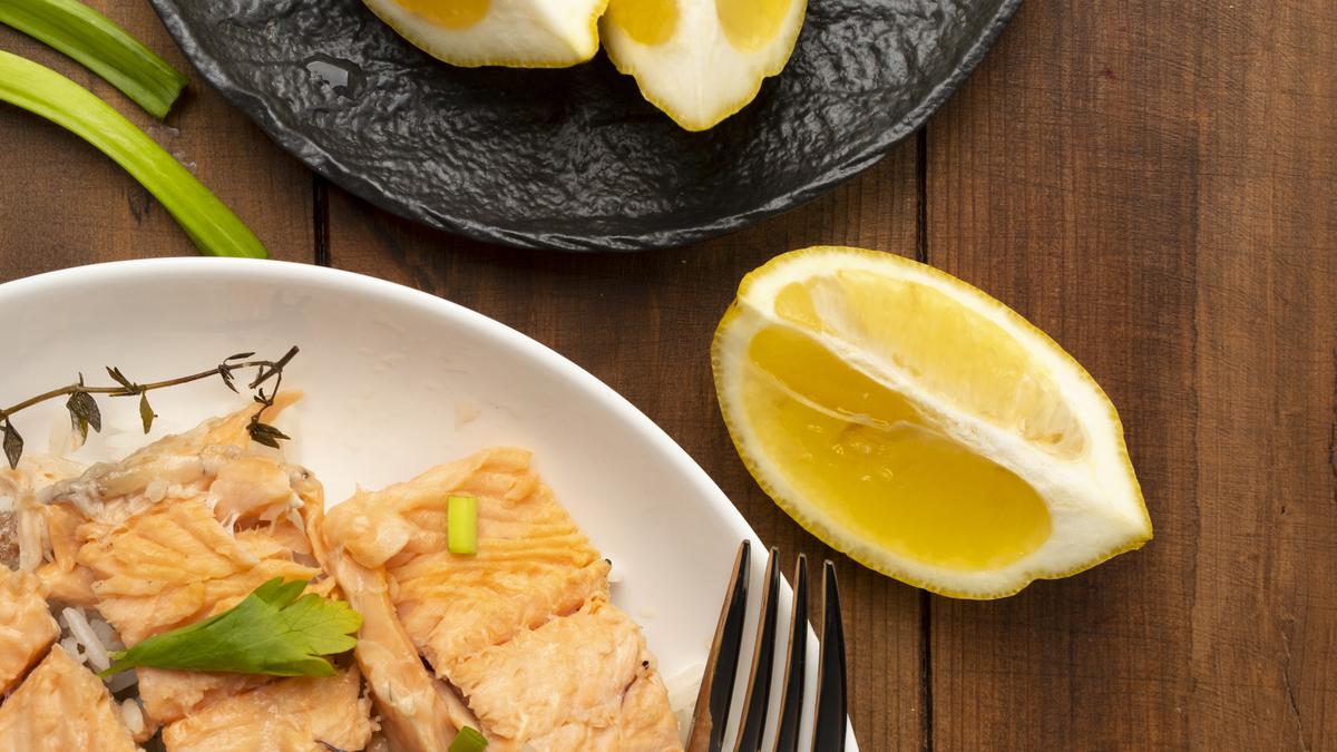 Menu Berbuka Sehat, Resep Salmon Kukus dengan Saus Dill Lemon yang Menyegarkan