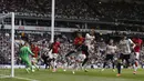 Striker Tottenham Hotspur, Harry Kane,  mencetak gol ke gawang Manchester United  pada laga lanjutan Premier League, di Stadion White Hart Lane, Minggu (14/5/2017). Tottenham Hotspur meraih kemenangan 2-1. (AFP/Ian Kington)
