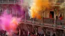 Pendeta Hindu mengambil foto kemeriahan perayaan Holi di sebuah kuil di Ahmedabad, India, Rabu (20/3). Holi juga menjadi libur nasional yang biasanya bertepatan dengan hari terakhir purnama dalam kalender Hindu. (REUTERS/Amit Dave)