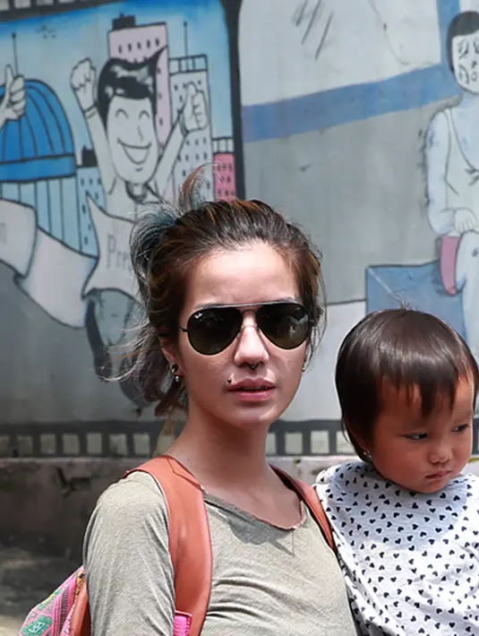 Ditemui Bintang.com di kantor Komisi Nasional Perlindungan Anak, kawasan Pasar Rebo, Jakarta Timur, Selasa (5/4/2016) Sheila mengaku komunikasi dengan suaminya agak tersendat. (Deki Prayoga/Bintang.com)