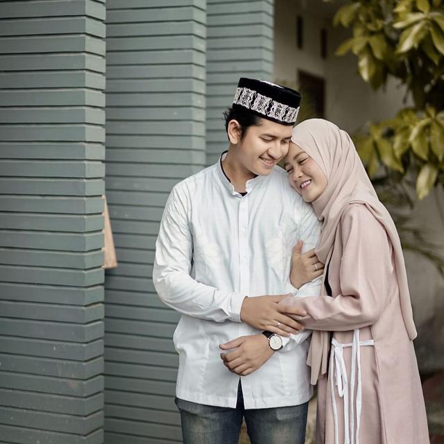 Rumah Tangga Diterpa Masalah, Ini 6 Potret Manis Zikri Daulay dan Henny Rahman