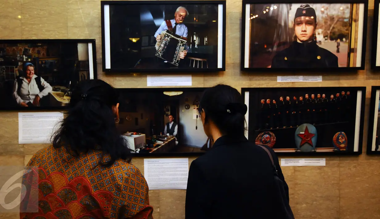 Pengunjung melihat-lihat hasil liputan pewarta foto Rusia, Andrey Stenin di Russian Center for Science and Culture, Jakarta, Selasa (22/12/2015). Andrey Stenin gugur di Timur Ukraina pada Agustus 2014 lalu. (Liputan6.com/Helmi Fithriansyah)