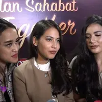 Pevita Pearce memiliki dua sahabat karib yang selalu menghiasi hari-harinya. Pevita pun selalu menyempatkan diri untuk menghabiskan waktu bersama para sahabatnya, untuk saling tukar cerita.