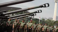 Kepala Staf TNI AD Jenderal Budiman beserta para petinggi TNI AD melihat-lihat 18 meriam jenis tarik How 155 mm buatan Korea Selatan, Selasa (6/5/14). (Liputan6.com/Faizal Fanani)