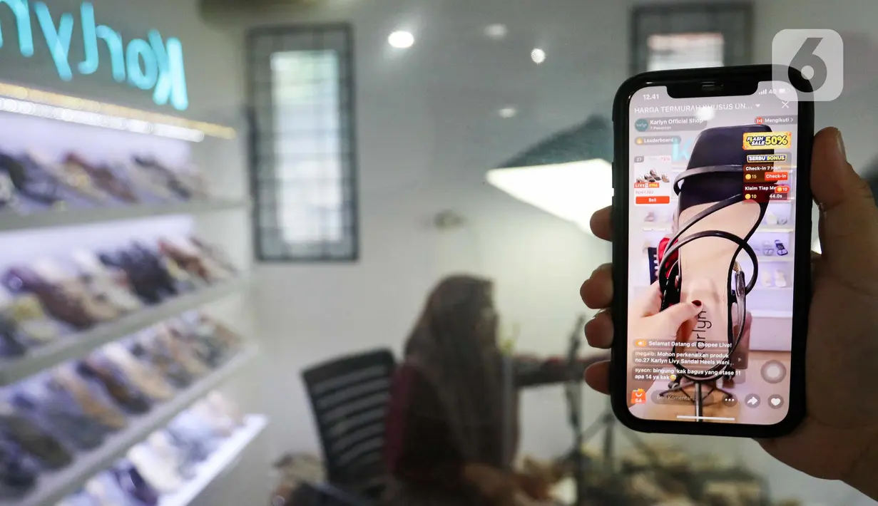 Jenis platform digital yang paling populer saat ini adalah online shop dan marketplace. (Liputan6.com/Herman Zakharia)
