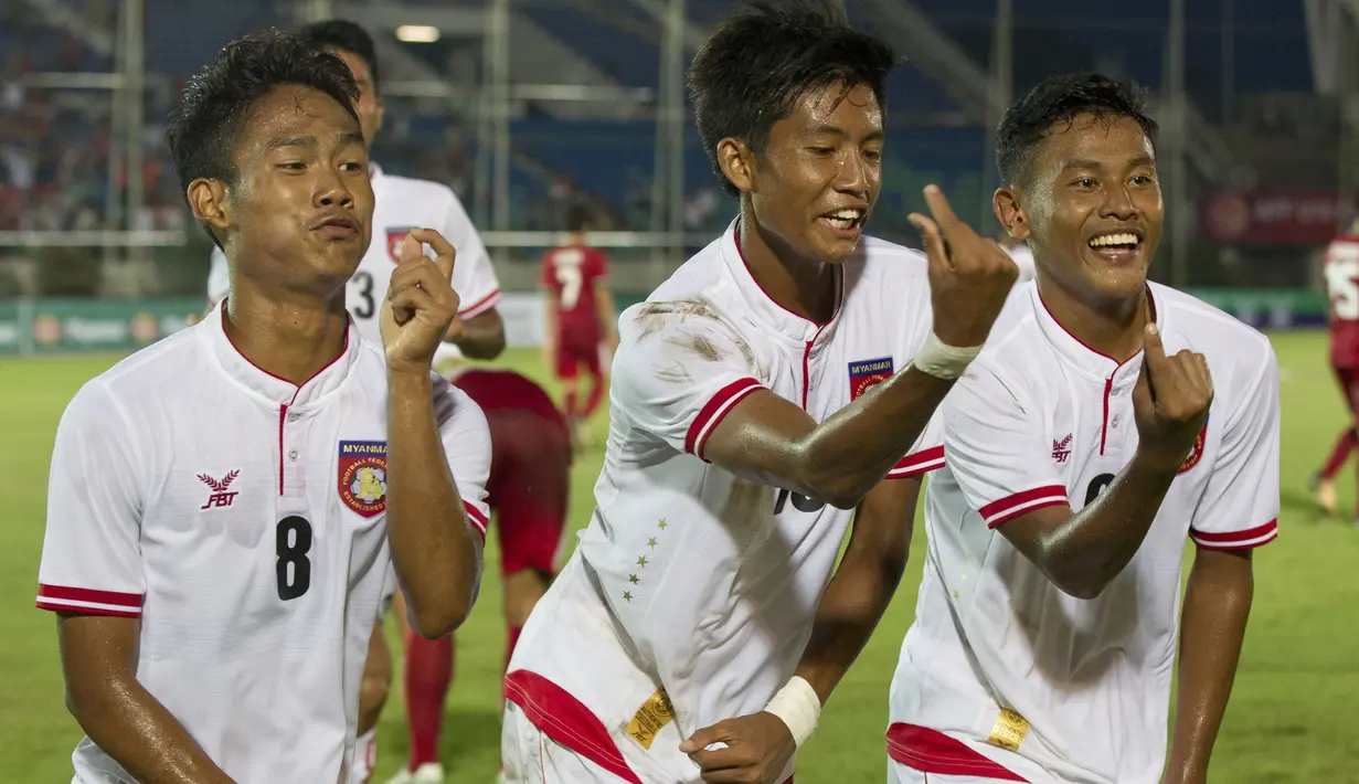 Para pemain Myanmar merayakan gol ke gawang Timnas Indonesia U-19 pada laga grup B AFF U-18 2017 di Yangon, Myanmar (5/9/2017). Timnas Indonesia U-19 menang 2-1. (AP/Thein Zaw)