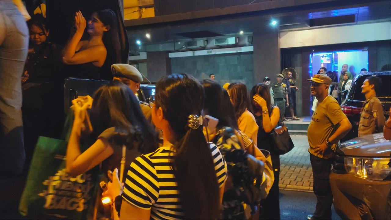 41 Wanita Penghibur Diangkut dari Tempat Karaoke Tangsel41 Wanita Penghibur Diangkut dari Tempat Karaoke Tangsel