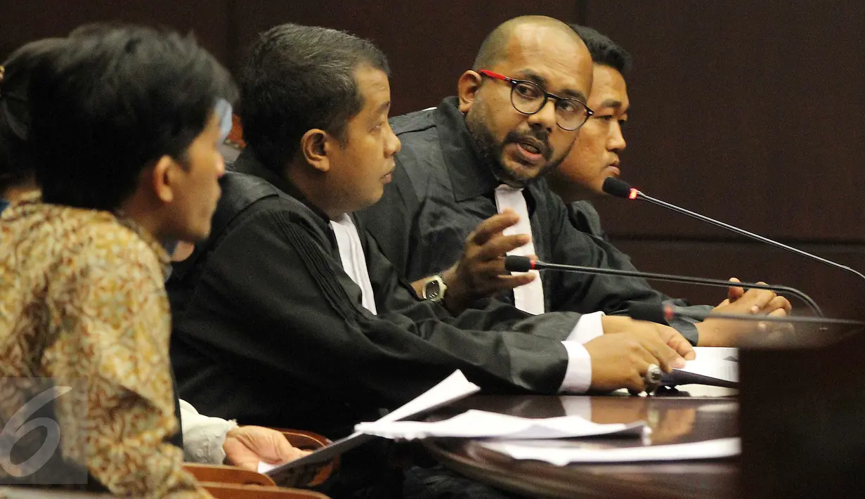 Koordinator Kontras Haris Azhar saat sidang uji materi UU Nomor 26 Tahun 2000 tentang Pengadilan HAM di Gedung Mahkamah Konstitusi, Jakarta, Selasa (8/9). Permohonan uji materi ini diajukan keluarga korban 1998. (Liputan6.com/Helmi Afandi)