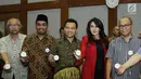 Anggota Badan Legislasi DPR Rieke Diah Pitaloka didampingi Anggota Baleg Anang Hermansyah, Musisi yang tergabung dalam Kami Musik Indonesia Glenn Fredly foto bersama sebelum melakukan pertemuan, Jakarta, Rabu (7/6). (Liputan6.com/Herman Zakharia)