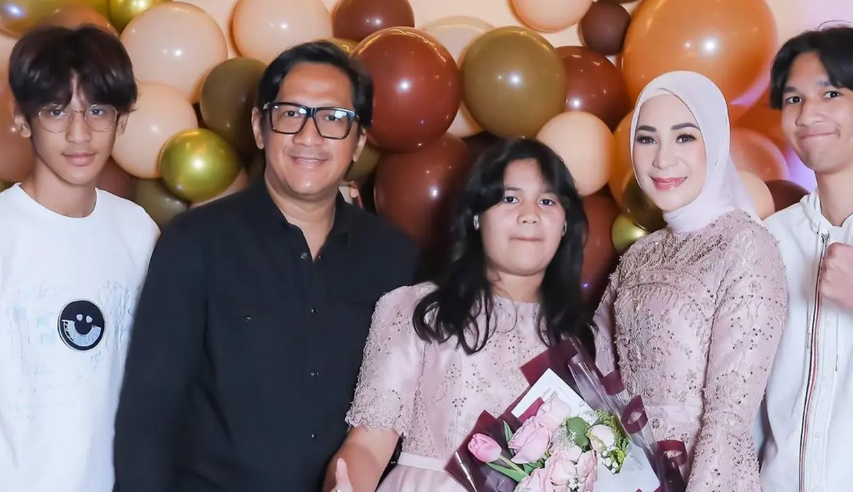 Kebahagiaan Erin Taulany terasa makin lengkap dengan kehadiran tiga anaknya dan tentunya sang suami tercinta, Andre Taulany di momen tersebut. Tak lupa mereka mengabadikan momen dengan berfoto bersama. (Liputan6.com/IG/@erintaulany)
