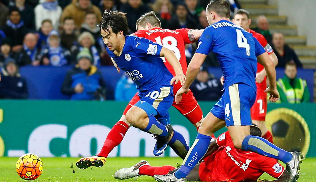 Penyerang Leicester City, Shinji Okazaki berusaha melewati bek Liverpool, Mamadou Sakho pada lanjutan liga Inggris di King Power Stadium, Leicester, (3/2/2016). Leicester menang atas Liverpool dengan skor 2-0. (Reuters/Darren Staples)