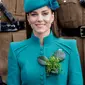 Kate Middleton berpose untuk foto Mess Perwira dan Sersan selama kunjungan mereka ke Batalyon 1 Pengawal Irlandia untuk Parade Hari St Patrick mereka, di Mons Barracks di Aldershot, barat daya London, pada 17 Maret 2023. (CHRIS JACKSON / POOL / AFP)