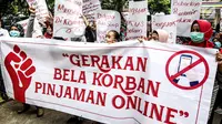 Masa yang tergabung gerakan bela korban pinjaman online menggelar aksi di depan PN Jakarta Pusat, Jakarta, Rabu (6/2). Mereka meminta kepada masyarakat untuk waspada terhadap rentenir online. (Liputan6.com/Johan Tallo)