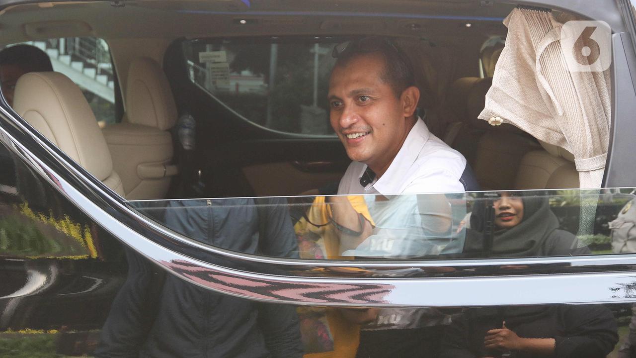 Senyum Wamenkumham Edward Omar Sharif Hiariej Saat Tinggalkan Gedung KPK Usai Klarifikasi Dugaan Penerimaan Gratifikasi