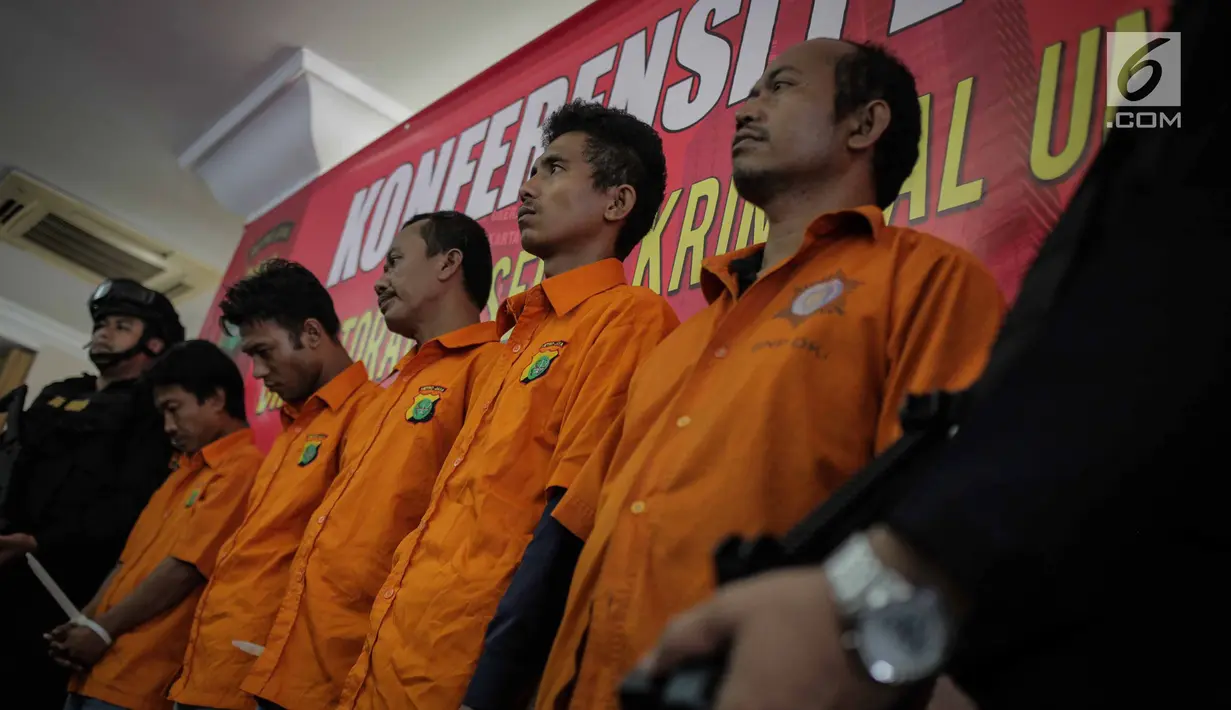 Tersangka dihadirkan saat rilis di Polda Metro Jaya, Jakarta, Selasa (19/3). Polisi mengamankan lima orang tersangka dan barang bukti perampasan dua truk tangki Pertamina berisi 32.000 liter BBM biosolar. (Liputan6.com/Faizal Fanani)