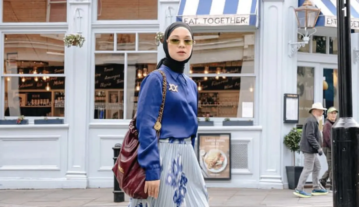 Tampil mengenakan sneakers saat Hari Raya pun tak masalah, seperti Tantri Namirah yang memadukannya dengan atasan lengan panjang dan rok plisketnya. Credit: Instagram 
(@tantrinamirah)