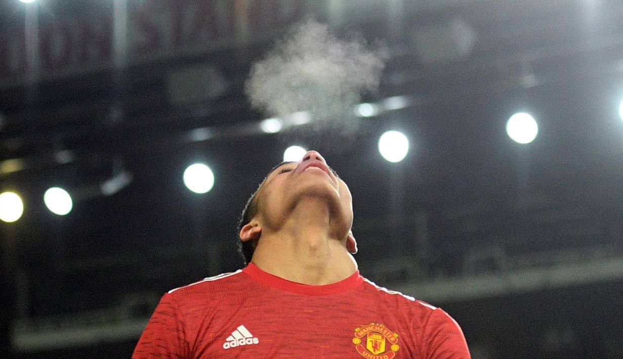 Penyerang Manchester United, Mason Greenwood menghela nafas usai melakukan tendangan ke gawang Real Sociedad dalam pertandingan leg kedua Liga Europa, Kamis (25/2/2021). (Foto: AFP/Oli Scarff)