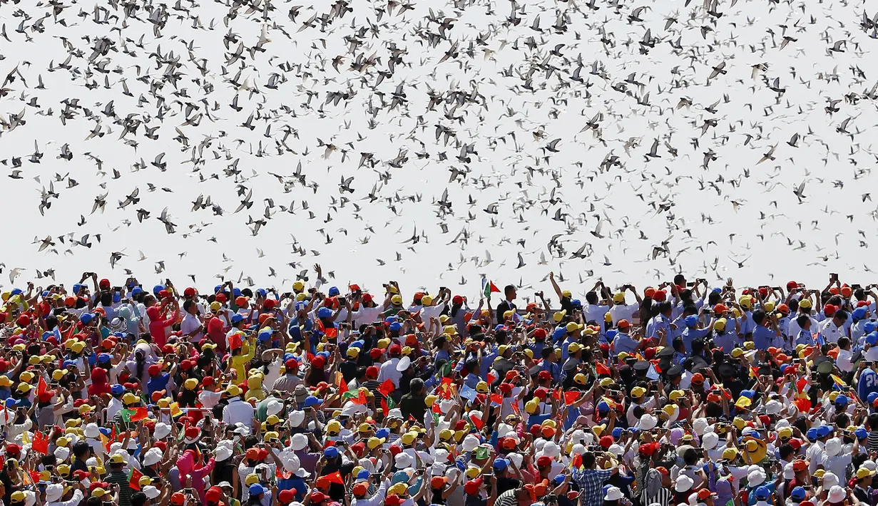 Ratusan burung dilepas ke udara diakhir parade militer untuk memperingati 70 tahun berakhirnya Perang Dunia II di Beijing, China, Kamis (3/9/2015). (REUTERS/Damir Sagolj)
