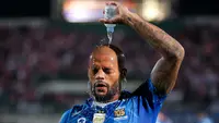 Striker Persib Bandung, David Da Silva mengguyur kepalanya dengan air minum saat menghadapi Madura United pada laga leg kedua final Championship Series BRI Liga 1 2023/2024 di Stadion Gelora Bangkalan, Madura, Jumat (31/5/2024). (Bola.com/Bagaskara Lazuardi)