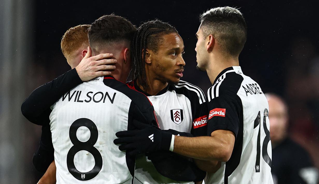 Pemain Fulham merayakan gol yang dicetak oleh Bobby De Cordova-Reid (tengah) saat laga putaran ketiga Piala FA 2023/2024 melawan Rotherham yang berlangsung di Craven Cottage, London, Inggris, Sabtu (06/01/2023). (AFP/Henry Nicholls)