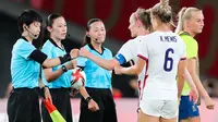 Akan ada momen bersejarah di Piala Dunia 2022 Qatar lantaran untuk pertama kalinya ajang sepak bola empat tahunan terbesar di dunia itu akan dipimpin oleh wasit perempuan. (AFP/Yoshikazu Tsuno)