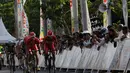 Hossein Askari (depan) sempat memimpin etape keempat Internasional Tour De Banyuwangi Ijen 2014 sebelum dikalahkan Mehdi Sohrabi (Tabriz Petrochemical Team), (19/10/2014).  (Liputan6.com/Helmi Fithriansyah) 