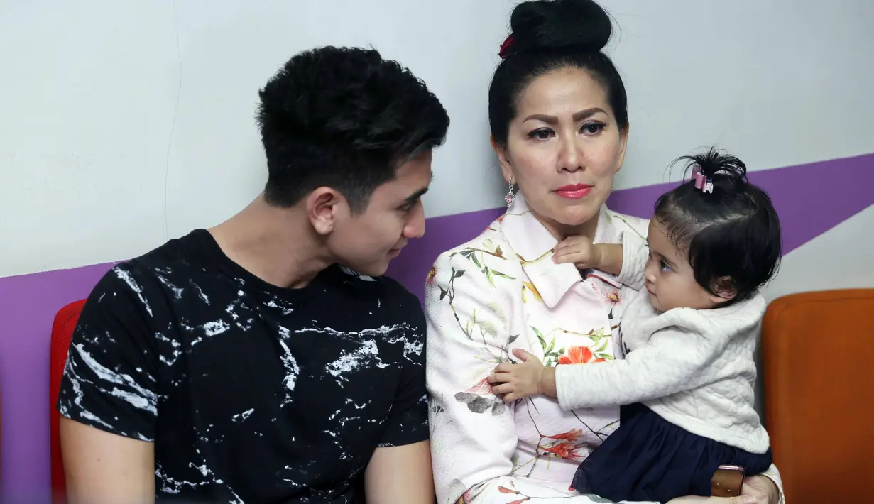 "Dia juga sama Vania, meskipun belum bisa gendong tapi dia usaha buat menggendong. Artinya kan sudah ada usaha untuk dekat sama keluarga, itu yang buat saya seneng," tambahnya. (Nurwahyunan/Bintang.com)