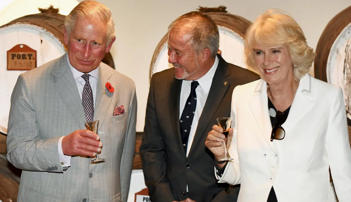 Pangeran Charles dan Istri keduanya Camilla Duchess of Cornwall mencoba segelas anggur di Seppeltsfield Winery di Australia, Selasa (10/11/2015). Pengeran Charles melakukan kunjungannya ke Australia selama beberpa hari.  (REUTERS/Daniel Kalisz)