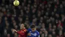 Bek Liverpool, Virgil van Dijk (kiri) berebut bola udara dengan pemain Everrton, Dominic Calvert-Lewin  pada pertandingan lanjutan Liga Inggris di Stadion Anfield, Rabu (4/12/2019). Liverpool menang telak 5-2 atas Everton. (AP Photo/Jon Super)