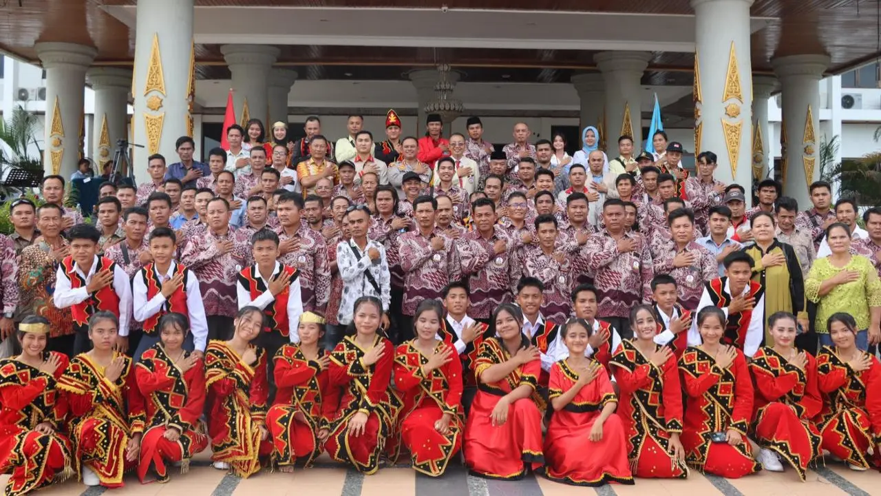 Kapolres Rohul AKBP Budi Setiyono bersama pengurus dan anggota masyarakat Nias.