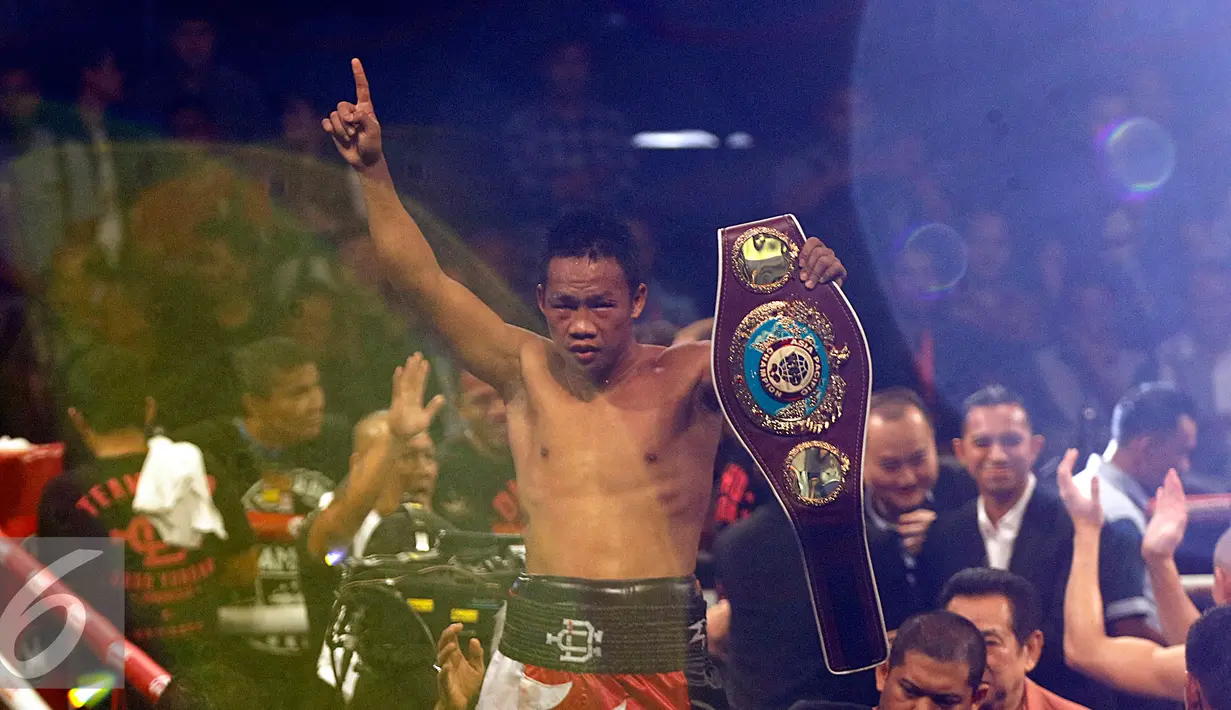 Petinju Indonesia Daud Yordan membawa sabuk juara tinju WBO (The World Boxing Organization) Asia-Pacific dan Africa usai mengalahkan Petinju Jepang Yoshitaka Kato di Balai Sarbini, Jakarta, Jumat (5/2). (Liputan6.com/Johan Tallo)