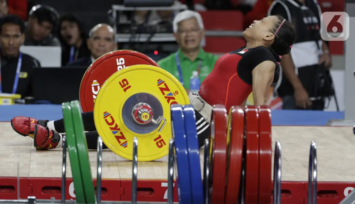Lifter putri Indonesia, Lisa Setiawati terjatuh saat laga SEA Games 2019 cabang angkat besi nomor 45 kilogram di Stadion Rizal Memorial, Manila, Minggu (1/12/2019). Dirinya mendapatkan medali perak setelah meraih total angkatan 169 kilogram. (Bola.com/M Iqbal Ichsan)