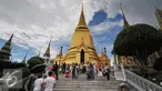 Sejumlah wisatawan tampak melihat keindahan dari Grand Palace yang didominasi oleh warna kuning emas. Grand Palace merupakan istana dari Ratu Thailand. Foto diambil pada 13 Agustus 2015. (Liputan6.com/Herman Zakharia)