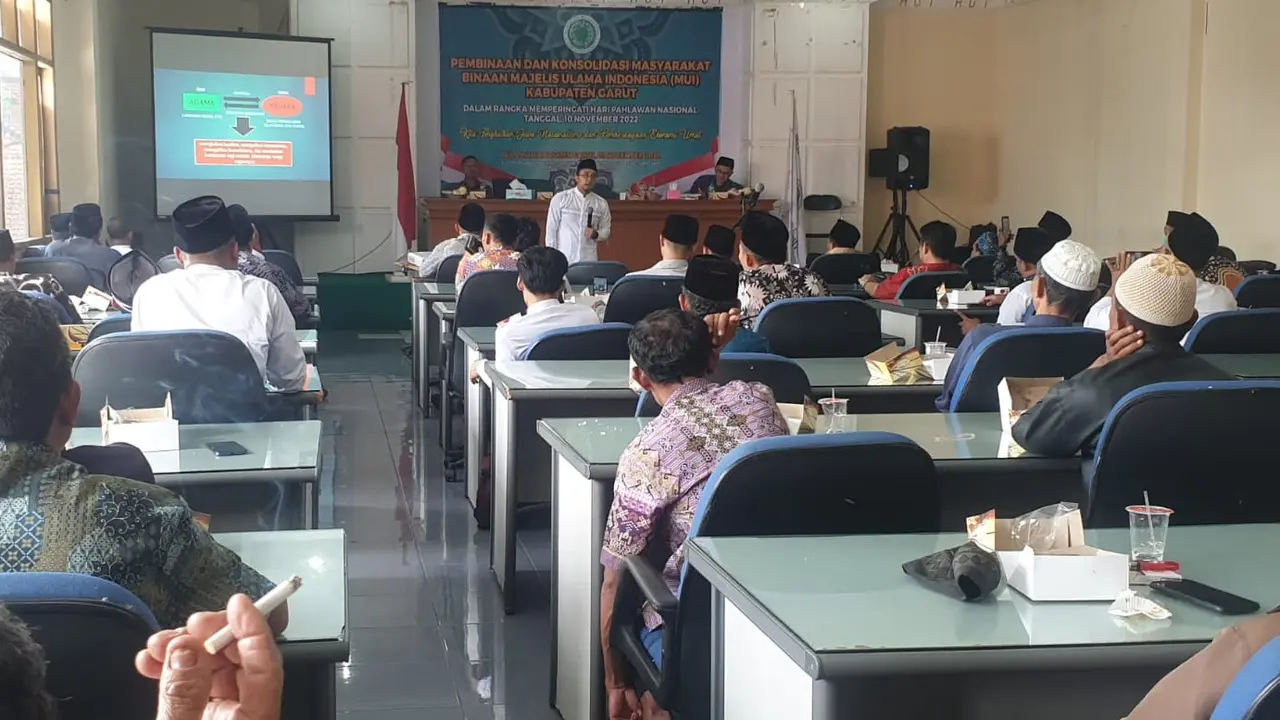 Ratusan mantan kombatan Darul Islam Negara Islam Indonesia (DI-NII) yang telah bergabung dengan NKRI tengah mendapatkan bimbingan kebangsaan dan ekonomi dari MUI Garut. (Liputan6.com/Jayadi Supriadin)
