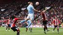 Manchester City cukup frustrasi menghadapi Sheffield United di laga pekan ketiga Liga Inggris 2023/2024. Pertahanan The Blades begitu rapat sehingga mereka sulit mencetak gol. Setelah melakukan sejumlah percobaan, City akhirnya mencetak gol juga. Adalah sang bomber, Erling Haaland yang mencetak gol di menit ke-63. (AFP/Darren Staples)