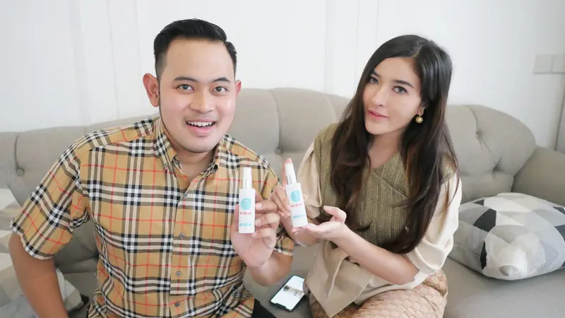 Owner MS Glow Shandy Purnamasari memperlihatan handsanitizer yang di bagikan kemasyarakat gratis