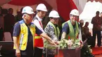Presiden Joko Widodo atau Jokowi (kedua kiri) meresmikan pembukaan percepatan sertifikasi tenaga kerja konstruksi serentak di seluruh wilayah Indonesia 2017 di Stadion Utama Gelora Bung Karno (GBK), Jakarta, Kamis (19/10). (Liputan6.com/Angga Yuniar)