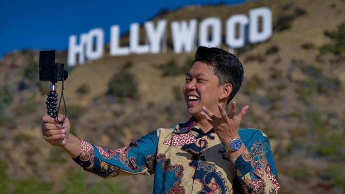 Bahkan saat berkunjung ke California, Amerika Serikat, Bayu Skak melakukan vlog dengan memakai pakaian batik. Ia sangat bangga memakai pakaian khas Indonesia tersebut. Dengan batik tersebut, Bayu terlihat makin keren saja. (Liputan6.com/IG/@moektito)
