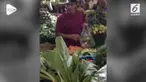 Aktor peran, Tanta Ginting, terciduk warganet sedang belanja sayur di sebuah pasar tradisional. Tanta terlihat sendirian tanpa ditemani sang istri.