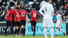 Para pemain Manchester United merayakan golnya, setelah Zlatan Ibrahimovic berhasil membobol gawang Swansea City pada pertandingan Liga Premier Inggris di Stadion Liberty, Inggris (6/11). MU kalahkan Swansea dengan skor 1-3 atas. (Reuters/John Sibley)