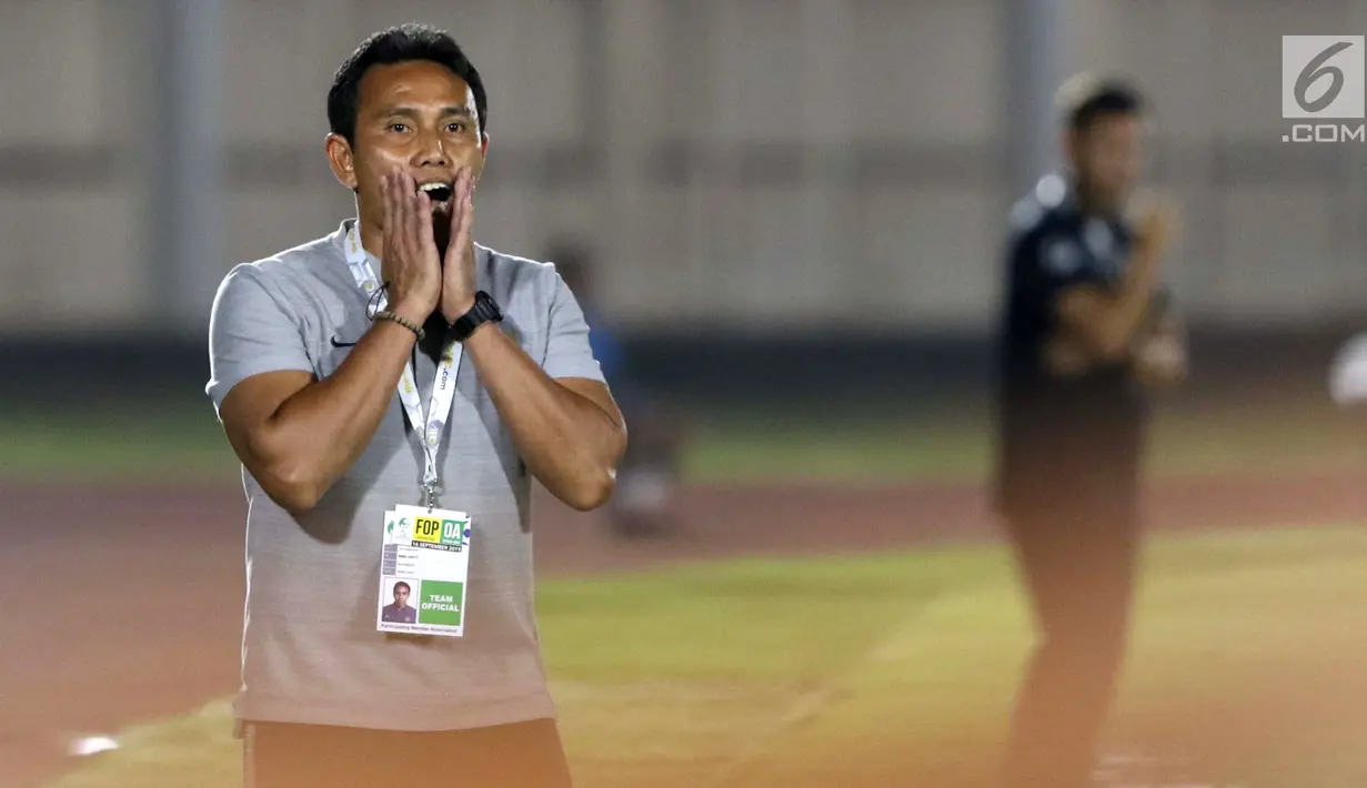 Pelatih Timnas Indonesia U-16, Bima Sakti memberi arahan pada timnya saat melawan Filipina U-16 pada laga kualifikasi Piala AFC U-16 2020 Grup G di Stadion Madya Gelora Bung Karno, Jakarta, Senin (16/9/2019). Indonesia U-16 unggul 4-0. (Liputan6.com/Helmi Fithriansyah)