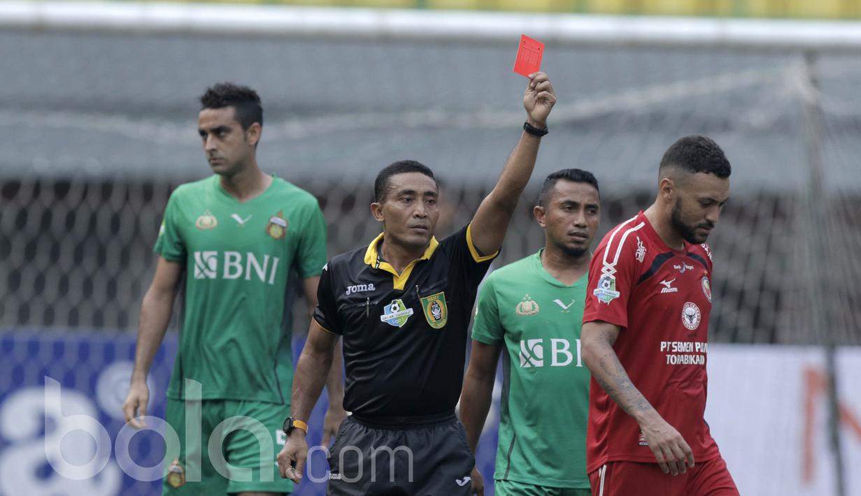 Pemain Semen Padang, Marcel Sacramennto, diusir wasit usai mendapat kartu merah saat melawan Bhayangkara FC pada laga lanjutan Liga 1 Indonesia di Stadion Patriot, Bekasi, Sabtu (20/05/2017). Bhayangkara FC menang 1-0. (Bola.com/M Iqbal Ichsan)