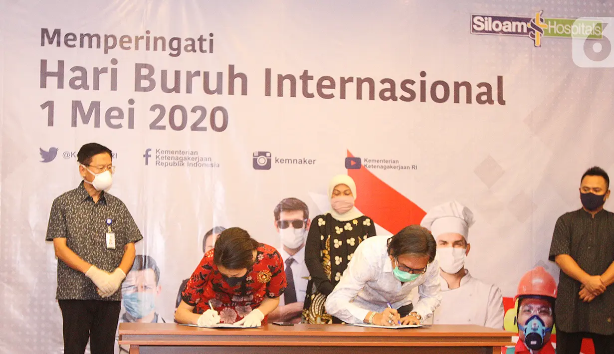 Wakil Dirut RS Siloam Caroline Riady dan Direktur Kelembagaan &  Kerjasama Hubungan Industrial, Ditjen PHI & Jamsos Kemenaker, Aswansyah saat penandatanganan kerjasama 1000 rapid test untuk para pekerja dan buruh di Gedung Kemenaker, Jumat (1/5/2020). (Liputan6.com/Fery Pradolo)