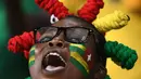 Aksi seorang suporter togo saat bersorak mendukung negaranya saat berhadapan dengan Republik Demokratik Kongo pada grup C Piala Afrika 2017 di Port-Gentil pada 24 Januari 2017. (AFP Photo/Justin Tallis)