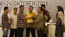Ketua tim pemenangan Ahok-Djarot, Prasetio Edi Marsudi menerima berkas penetepan Cagub dan Cawagub DKI Jakarta dari Ketua KPUD DKI Sumarno saat rapat pleno terbuka penetapan Cagub dan Cawagub DKI Jakarta, Senin (24/10). (Liputan6.com/Immanuel Antonius)