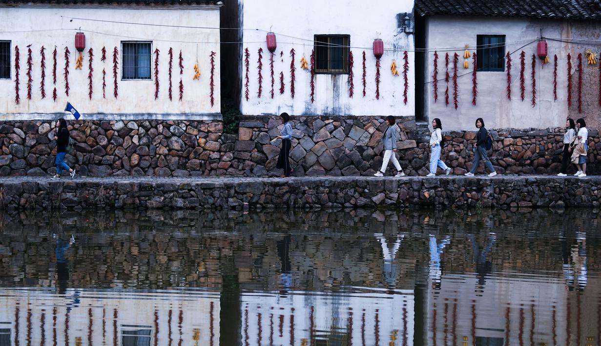 Sejumlah wisatawan mengunjungi desa kuno Xinye di Kota Jiande, Provinsi Zhejiang, China timur, pada 15 Oktober 2020. Dihiasi tanaman beraneka warna, desa kuno tersebut menarik minat banyak pengunjung. (Xinhua/Xu Yu)
