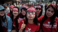 Sejumlah suporter wanita mengenakan ikat kepala untuk mendukung Timnas Indonesia U-22 pada laga lanjutan grup B SEA Games 2017 melawan Timor Leste, Minggu (20/8). Indonesia menang 1-0 atas Timor Leste. (Liputan6.com/Faizal Fanani)