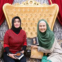 Ria Irawan menyerahkan buku Yasin kepada Sri Wulansih, ibunda almarhumah Julia Perez (Nurwahyunan/Bintang.com)