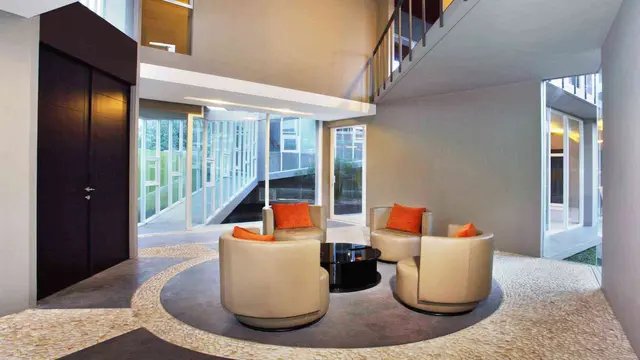 Desain Rumah Modern dengan Permainan Warna Orange dan Hijau